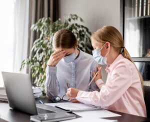 Семь из десяти россиян работают больными. Почему мы не берем больничный?